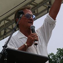 Pat Boone , performing in May 2007.jpg