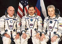Экипаж Союз ТМ-32: Деннис Тито (США), Талгат Мусабаев и Юрий Батурин
