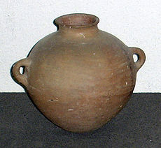 Urartian pottery, Erebuni museum 3a.jpg