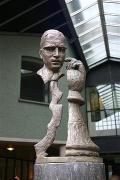 Памятник Эйве в Амстердаме