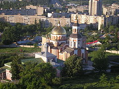 Свято-Алексиевский храм (ближе) и Храм Смоленской Божией Матери (дальше)