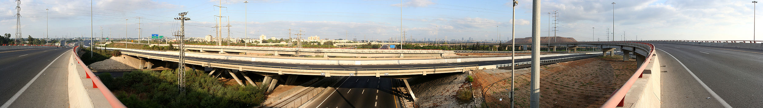 Панорама шоссе 4 в районе развязки Ганот в Йом Кипур 2007 года