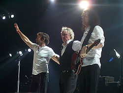 Queen выступают с Полом Роджерсом во время их тура в 2005 году