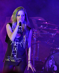 Avril Lavigne singing, St. Petersburg.jpg