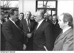 Bundesarchiv Bild 183-1986-0226-325, Bonn, Besuch Volkskammer-Delegation, Sindermann.jpg