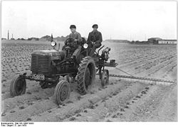 Bundesarchiv Bild 183-19867-0003, MTS Wolkenitz, Kartoffelkäferbekämpfung.jpg