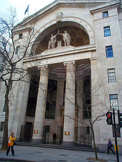 Портик здания Буш-хаус в Лондоне