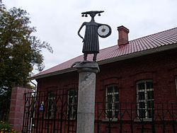 Детский музей. Скульптурная композиция «Школяр с часами» (скульптор П. Войницкий)