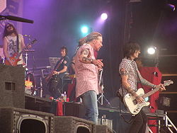 Guns N' Roses в 2006. Справа налево: Робин Финк, Томми Стинсон, Эксл Роуз, Ричард Фортус