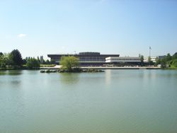 Вид с озера на главное здание.