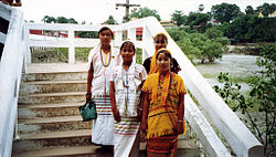 Karen women at Kyaikkami Ye-Le Pagoda.jpg