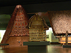 Меланезийский зал музея, в котором выставлены реконструированые национальные жилища