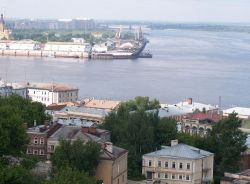 Ока (слева), впадающая в Волгу в Нижнем Новгороде