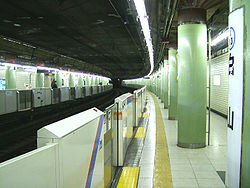 Toei-I13-Hakusan-station-platform.jpg
