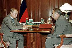Асламбек Аслаханов (справа) с президентом России Владимиром Путиным. 29 августа 2000
