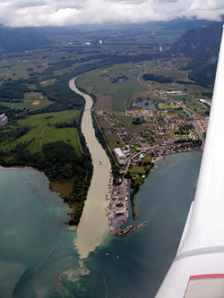 Рона, впадающая в Женевское озеро, рядом с Вильнёвом