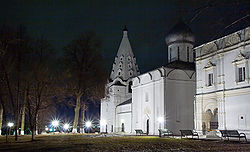 Данилов монастырь на Пасху, колокольня и Троицкий собор