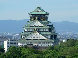 Вновь отстроенная башня замка в Осаке