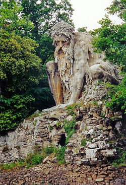 Парковая скульптура на вилле: «Аллегория Апеннин» работы Джамболоньи