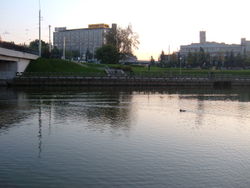 Вид на реку Свислочь в центре Минска (справа в парапете набережной - устье коллектора реки Немига)