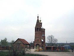 Богоявленская церковь на месте упразднённого Богоявленского монастыря (с фрагментом Казанской церкви на первом плане)
