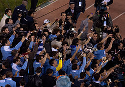 Игроки сборной Уругвая с трофеем Кубка Америки