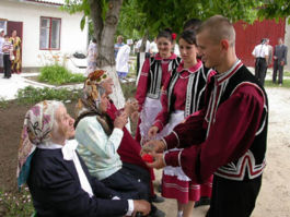 http://dic.academic.ru/pictures/wiki/files/50/265px-gagauz-children.jpg