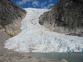 Ледник (норв. Briksdalsbreen) в национальном парке Йостедалсбреен привлекает около 300 тысяч туристов в год