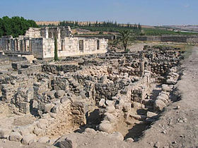 Руины Капернаума. На заднем плане Белая синагога.