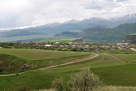 Село Кармир Ахек, на фоне Сомхетский хребет