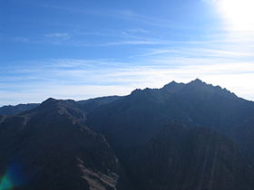 Вид на гору Святой Екатерины (на фото справа) с вершины горы Моисея