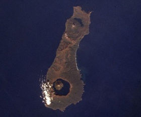 Кальдера Тао-Русыр в южной части острова Онекотан. В северной части — вулкан Немо.