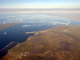 Вид на город Певек, слева видна северо-восточная часть острова Большой Роутан и пролив Певек.