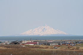 Вулкан Рисири. Вид с побережья (7 мая 2006 г.).