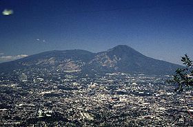 Город Сан-Сальвадор на фоне вулкана (1999 г.). Снимок Смитсоновского института.