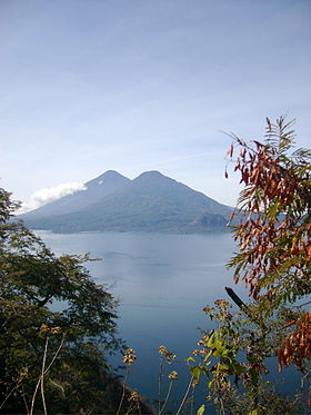 На переднем плане вулкан Толиман. На заднем - вулкан Атитлан (27 января 2007 г.).