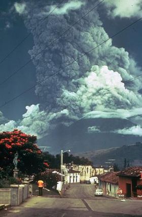 Извержение вулкана (октябрь 1974). Вид из Антигуа. Снимок Смитсоновского института