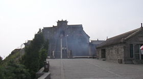 Храм Чжужун на самой вершине горы
