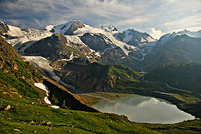 Ледник Штайн (слева) и одноимённое озеро