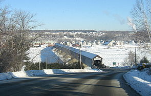 Хартлендский мост и город Хартленд на заднем плане