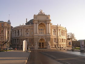 Вид на театр со стороны улицы Ришельевской