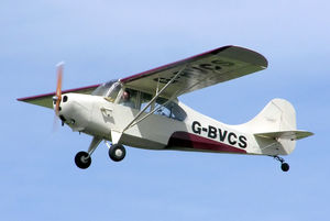 Aeronca 7AC Champion постройки 1946 года в небе над Глочестером, Англия в 2005 году
