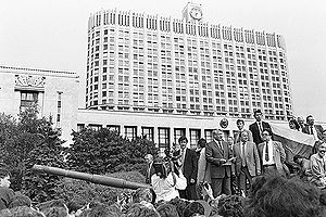 Коржаков (второй слева) с Ельциным на танке 19 августа 1991 года.