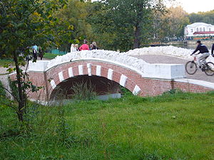 Bridge in Kuzminki.JPG