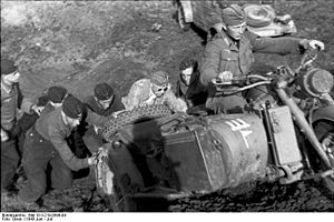 Bundesarchiv Bild 101I-219-0596-04, Russland-Mitte-Süd, Anschieben eines Motorrads.jpg