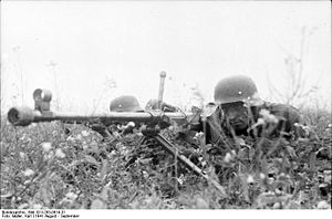 Bundesarchiv Bild 101I-283-0619-31, Russland, Deutsche Soldaten mit Panzerbüchse 39.jpg