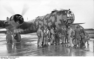 Bundesarchiv Bild 101I-676-7969A-25, Flugzeug Heinkel He 177 mit Tarnanstrich.jpg