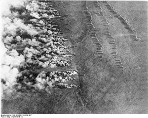 Bundesarchiv Bild 183-F0313-0208-007, Gaskrieg (Luftbild).jpg