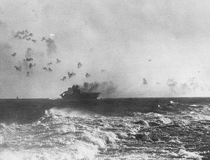 Авианосец «Энтерпрайз» (слева от центра) во время атаки японских самолётов 24 августа 1942 года.