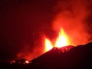 в каком году было извержение вулкана эйяфьядлайекюдль. 300px Eruption2010eyja. в каком году было извержение вулкана эйяфьядлайекюдль фото. в каком году было извержение вулкана эйяфьядлайекюдль-300px Eruption2010eyja. картинка в каком году было извержение вулкана эйяфьядлайекюдль. картинка 300px Eruption2010eyja. 19 марта сотрясения начались восточнее северного кратера на глубине 4—7 км. Затем активность начала распространяться к востоку и подниматься к поверхности.